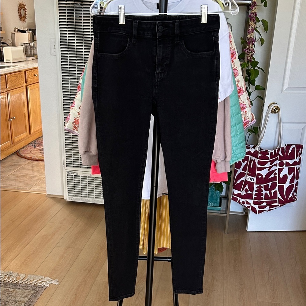 American Eagle Jeans. Size 4. 27” inseam.